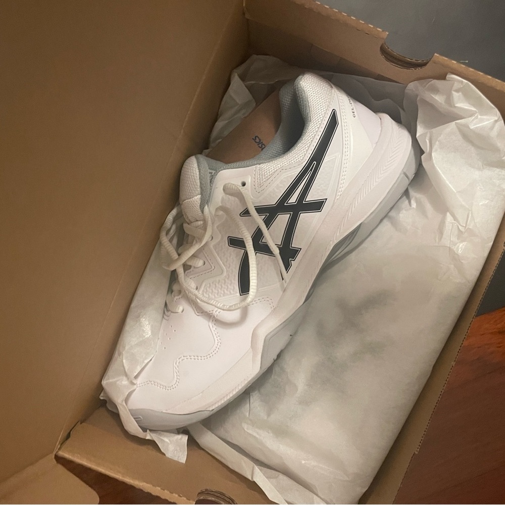 Men’s 9.5 ASICS tennis shoes NWT